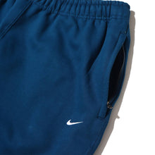 Cargar imagen en el visor de la galería, NIKE SOLO SWOOSH FLEECE PANTS
