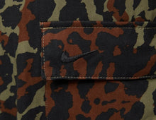 Cargar imagen en el visor de la galería, NIKE LIFE ALLOVER PRINT CARGO PANTS
