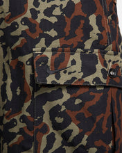 Cargar imagen en el visor de la galería, NIKE LIFE ALLOVER PRINT CARGO PANTS
