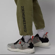 Cargar imagen en el visor de la galería, JORDAN 23 ENGINEERED FLEECE PANTS
